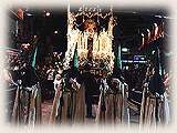 Espectaci&oacute;n en Tribuna ante la llegada de la Virgen.