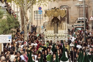Foto llamada oracion2012-03 que representa el paso de palio de Ntra. Sra. de Gracia perteneciente a la Hermandad de la Oración en el Huerto de Linares después de completar la calle Cambroneras