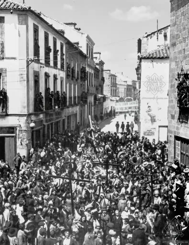 Procesión del nazareno a su paso por la plaza del Bermejal. Año 1901. Obsérvese el enjambre de penitentes y las grandes cruces aun portaban algunos. Archivo Histórico de la Cofradía de Jesús Nazareno de Linares