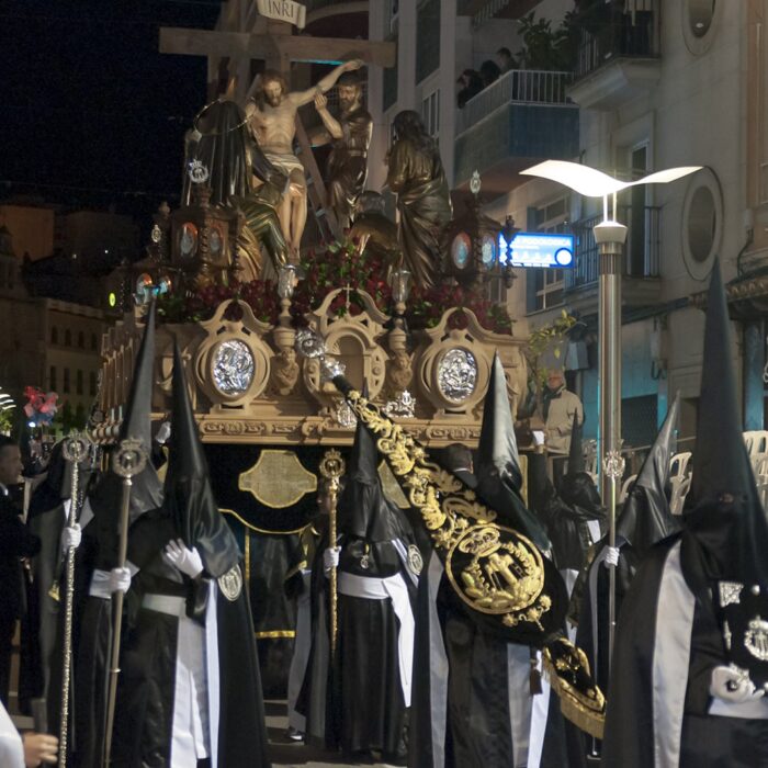 Paso de misterio del Sagrado Descendimiento a su paso por carrera oficial.