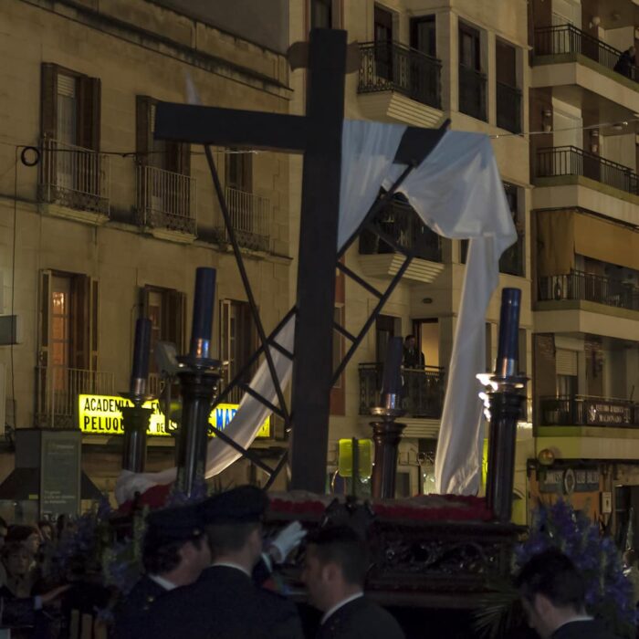 Foto del paso con la cruz vacía, apoyada una lanza y una escalera