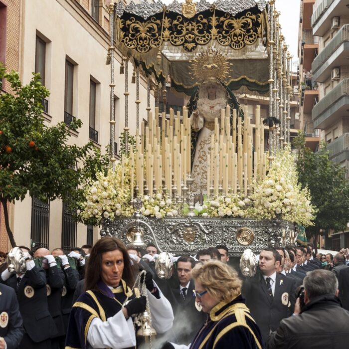 Foto del paso de palio con hombres de trono de Ntra. Sra. de la Esperanza justo antes de pasar por la puerta de la parroquia de San Francisco. (Detrás lleva como acompañamiento la Sinfónica María Inmaculada de Linares)
