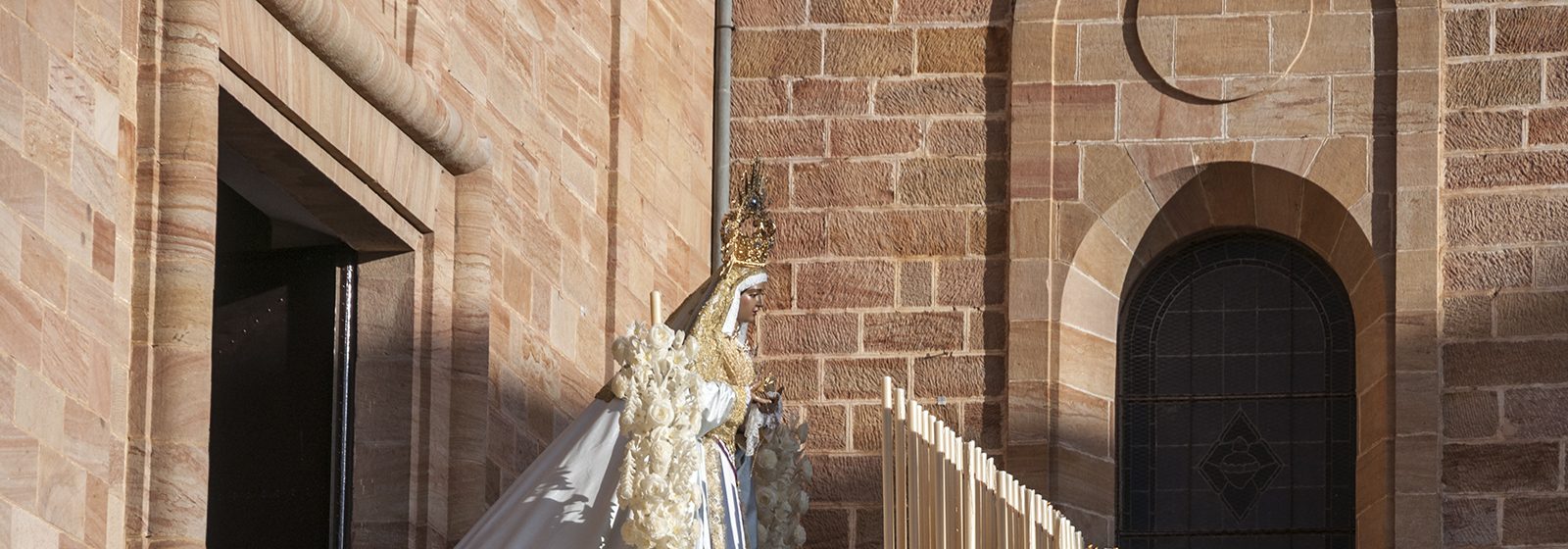 Foto del paso de palio de Ntra. Sra. de La Paz (de la Hdad. de la Santa Cena) apareciendo ante su público un Domingo de Ramos por la tarde más.