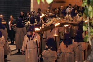 Cristo Crucificado portado a hombros por devotos en el Via Crucis de la Juventud de Linares