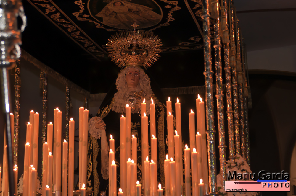 Madre de Dios María de la Salud en su Soledad apareciendo por la puerta de San Agustín, momentazo de esta Semana Santa de Linares 2015