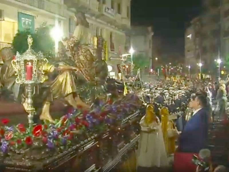 Paso del trono de la Santa Cena de espaldas al palco de autoridades. Imagen de PTV Linares.