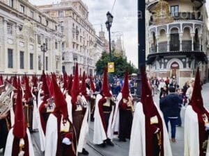 Banda de Cabecera del Rescate ante el emblemático edificio de la Adriática.