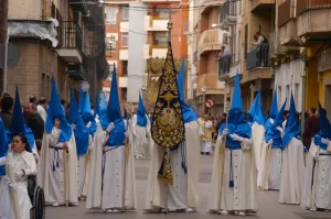 2003-04-20_DSC_0064B_penitentes_bacala_canalejas_a_las_16_semana_santa_linares.webp