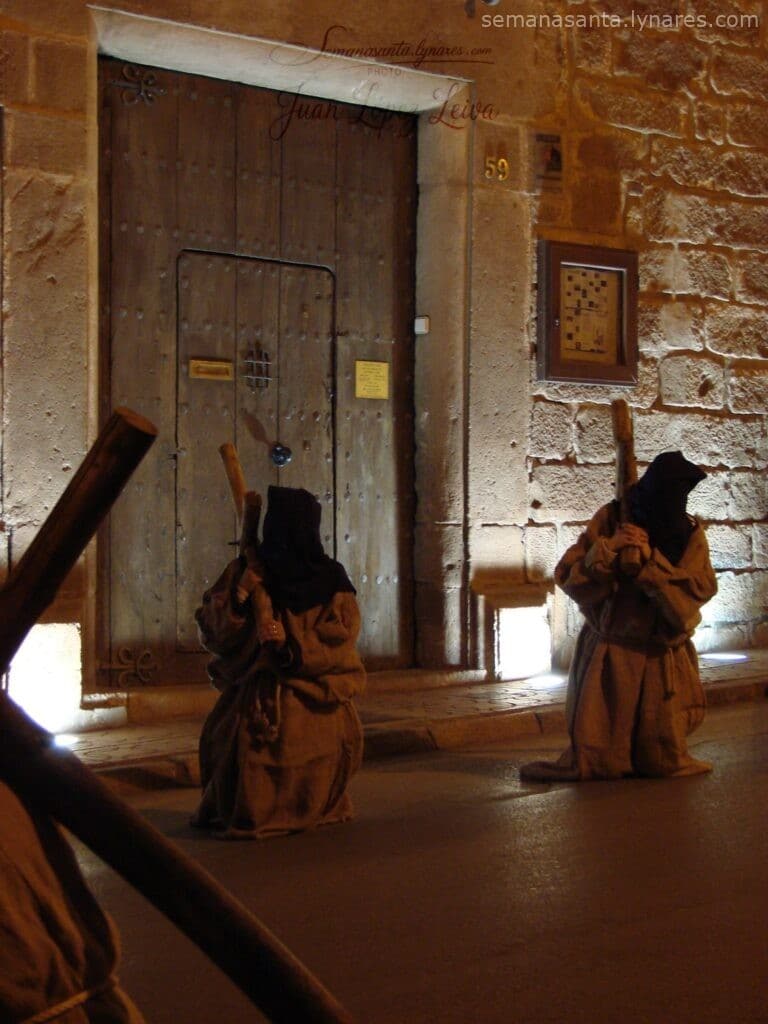 penitentes via crucis arrodillados